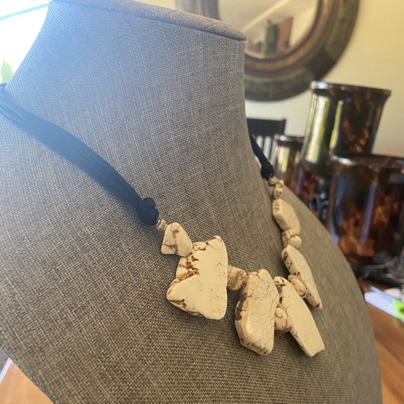 Gorgeous, white  Slab  Howlite  necklace Perfect for Summer - Picture 8 of 8